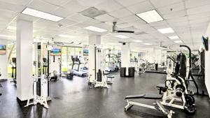 Pusat kecergasan dan/atau kemudahan kecergasan di Beachfront Oasis in Sunny Isles 4BR, Pool & Tennis