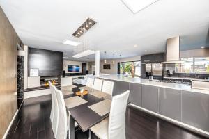eine Küche und ein Esszimmer mit Tisch und Stühlen in der Unterkunft Luxury 3BR with Cabana Oasis Pool & Style in Costa Mesa