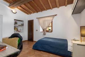 ピストイアにあるCasa con vista panoramica nel cuore della Toscanaの青いベッドと窓のある寝室