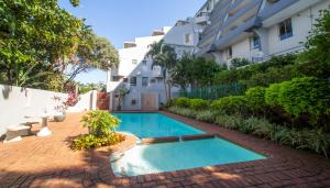 una piscina frente a un edificio en 402 ipanema, en Durban
