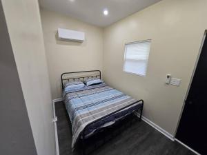 a small bedroom with a bed in the corner at G O G Building in Darby