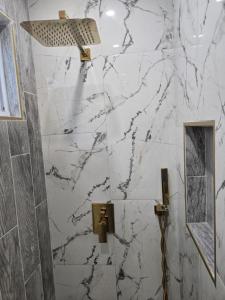a bathroom with a marble wall and a mirror at G O G Building in Darby +48 photos