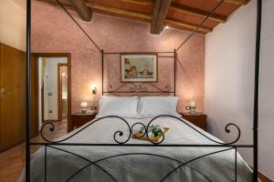 ピストイアにあるCasa con vista panoramica nel cuore della Toscanaのベッドルーム1室(大型ベッド1台、金属製フレーム付)