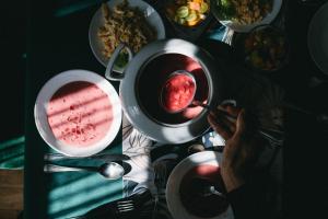Jedlo v penzióne alebo blízkom okolí