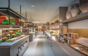 una grande cucina con tanto cibo in esposizione di Barceló Bilbao Nervión a Bilbao