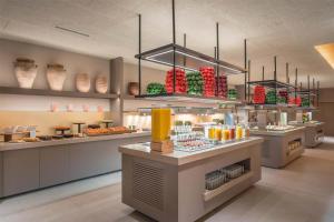 un panificio con bancone e diversi tipi di alimenti di Barceló Bilbao Nervión a Bilbao
