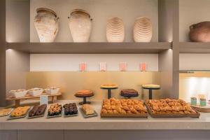 una panetteria con molti tipi diversi di prodotti da forno esposti di Barceló Bilbao Nervión a Bilbao Altre 37 foto