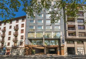 ein Mehrfamilienhaus mit vielen Fenstern in der Unterkunft Barceló Bilbao Nervión in Bilbao