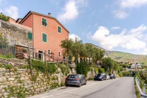 a street with cars parked on the side of a building at Casa Sarvaega in Cogorno