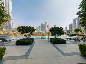 dziedziniec z ławkami i drzewami w mieście w obiekcie Luxury 2BR with Full Burj Views 2min Walk to Dubai Mall w Dubaju