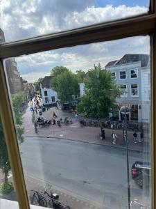 Una vista de una calle de la ciudad desde una ventana. en The Hazel House, en Haarlem 26 fotos más