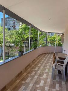 - Balcón de un edificio con sillas y ventanas en Private House, Apartment, en Itʼkhvisi