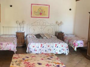 una camera da letto con due letti e due comodini di Casale Fedele Family Relax B&B Vicino al Borgo a Ronciglione Altre 37 foto