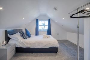 En eller flere senge i et værelse på Welcome Lodge - 1 Bedroom Cottage - Llanrhidian