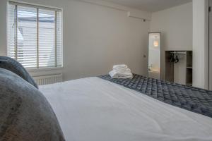 Ένα ή περισσότερα κρεβάτια σε δωμάτιο στο Sea Breeze Apt 1 - 1 Bedroom - Horton Beach