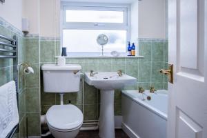 Ένα μπάνιο στο Bayview 72 - 2 Bedroom Chalet - Bayview Oxwich +18 φωτογραφίες