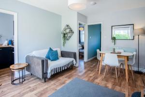 un soggiorno con un divano e un tavolo di Bayview 87 - 2 Bedroom Chalet - Bayview Oxwich a Oxwich