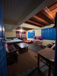 Posezení v ubytování Nain Sadan - Village Sosa -Narayan Ashram + 1 fotografie