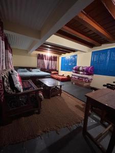 Postel nebo postele na pokoji v ubytování Nain Sadan - Village Sosa -Narayan Ashram