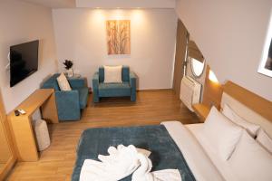 TV a/nebo společenská místnost v ubytování Hotel Epavlis Eleftheriadi