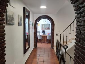 un arco en un pasillo con mesa y sillas en Hospedería Luis de Góngora, en Córdoba