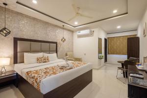 Ένα ή περισσότερα κρεβάτια σε δωμάτιο στο W Hotel Shamshabad Hyderabad Airport Zone +15 φωτογραφίες