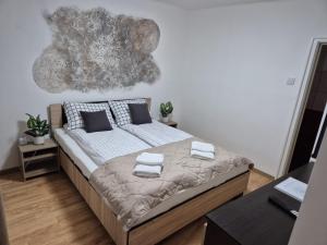 Un dormitorio con una cama grande con toallas. en Kucko Vendeghaz Guesthouse, en Sárospatak