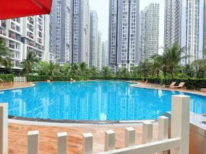 Πισίνα στο ή κοντά στο SKYLAKE RETREAT APARTMENT - Free Outside Pool & Private Fitness, Imperia 2 Vinhomes Smart Hanoi - Mochie Homestay