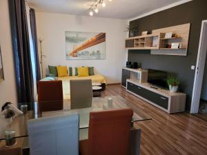salon ze szklanym stołem i łóżkiem w obiekcie Zentral gelegene, sehr ruhige und helle Wohnung w Grazu