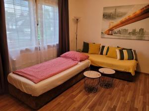 Łóżko lub łóżka w pokoju w obiekcie Zentral gelegene, sehr ruhige und helle Wohnung