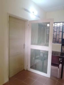 una habitación con puerta corredera y una mesa en Havre de tranquilité, en Yamoussoukro