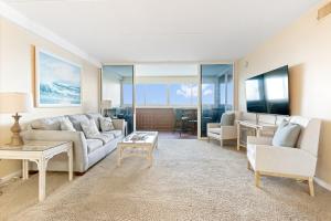 Телевизор и/или развлекательный центр в Beachfront 2-Bedroom Condo at Atlantis Building, Ocean City Ocean Views & Pool Access +41 фотография