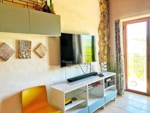 TV a/nebo společenská místnost v ubytování Abruzzo Borgo