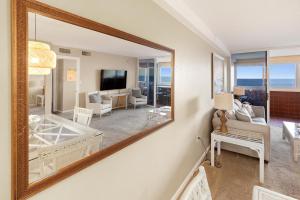 Телевизор и/или развлекательный центр в Beachfront 2-Bedroom Condo at Atlantis Building, Ocean City Ocean Views & Pool Access