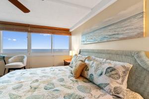 Кровать или кровати в номере Beachfront 2-Bedroom Condo at Atlantis Building, Ocean City Ocean Views & Pool Access