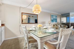 Гостиная зона в Beachfront 2-Bedroom Condo at Atlantis Building, Ocean City Ocean Views & Pool Access