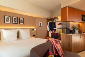 Ein Bett oder Betten in einem Zimmer der Unterkunft Yuna Montmartre - ApartHotel