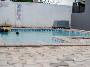 Kolam renang di atau dekat dengan Silalise Lodge