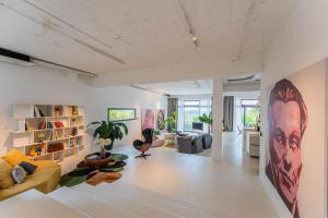 ein Wohnzimmer mit Sofa und Tisch in der Unterkunft Flexible SelfCheckIns 140 - The most Luxurious Villa with Private pool in Zagreb in Zagreb