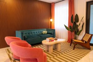 Ruang duduk di 3 BR Game-Loaded Backyard Hot Tub Fire Pit