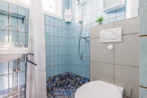 un baño con inodoro y lavabo en Jan Roepespad 11, en Hollum 11 fotos más