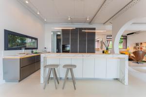 Η κουζίνα ή μικρή κουζίνα στο Flexible SelfCheckIns 140 - The most Luxurious Villa with Private pool in Zagreb