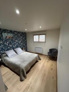 Ένα ή περισσότερα κρεβάτια σε δωμάτιο στο Logement chez l'habitant