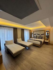 una camera con due letti e finestre di Downtown Sirkeci Hotel a Istanbul