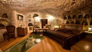 Postel nebo postele na pokoji v ubytování Harman Cave Hotel