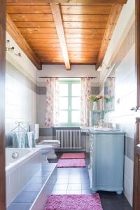 a bathroom with two sinks and a tub and a window at Villa "Piemonte" in Tigliole