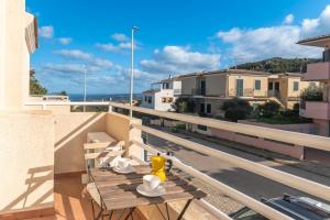 a balcony with a table and a view of the ocean at Alba Azzurra in San Pasquale