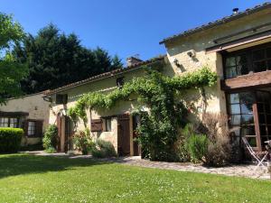 a building with a bunch of ivy on it at Rose cottage in Montcaret