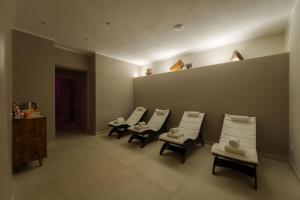 フェトヴァイアにあるHotel Galli - Wellness & Spaの壁のある部屋の椅子