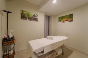 フェトヴァイアにあるHotel Galli - Wellness & Spaの壁に2枚の絵が飾られた部屋の白いシンク +37枚の写真
